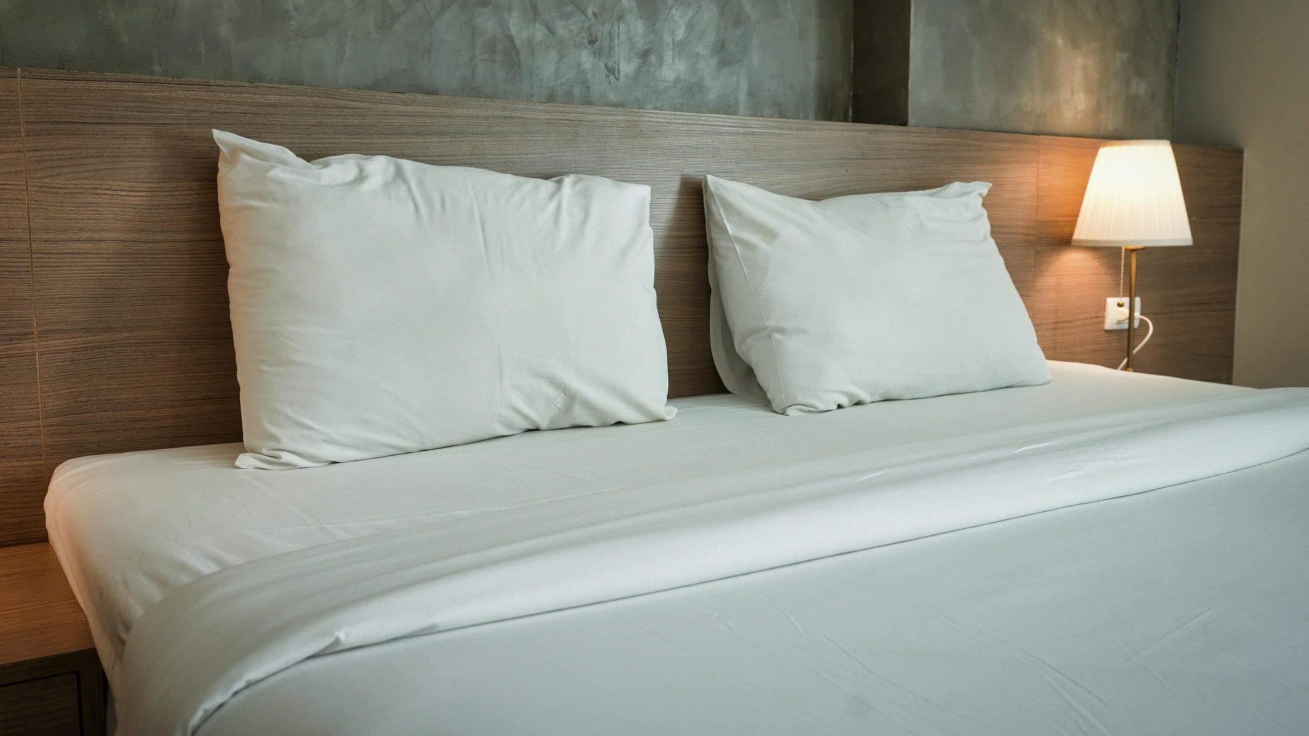 Sauber und gepflegtes Hotelzimmer mit Bett und Nachttischlampe